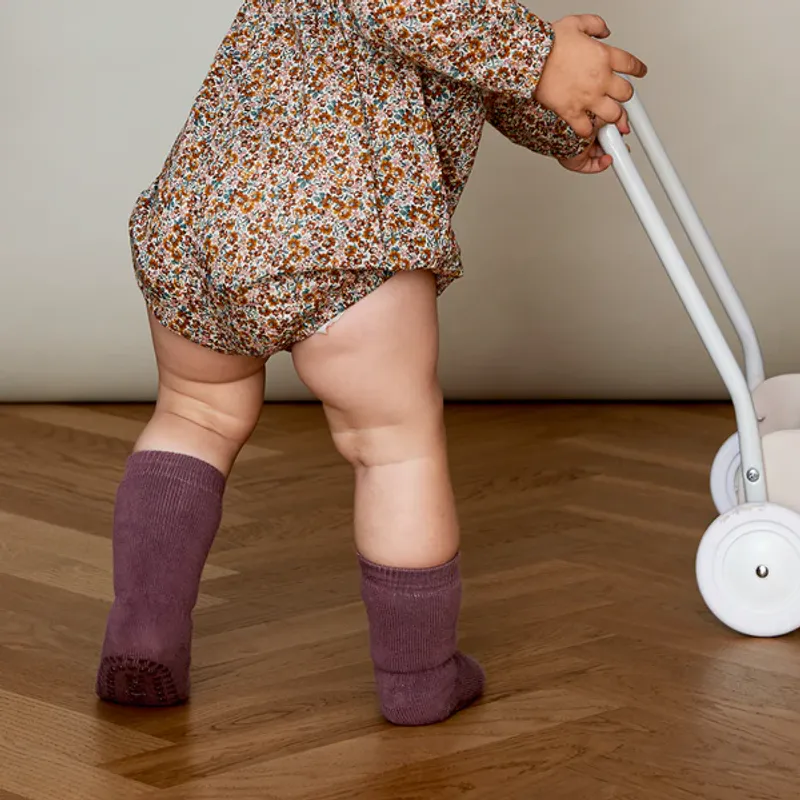 Go Baby Go - Antiskli krabbesokker i bomull Misty Plum
